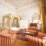 Отель Corner Della Regina