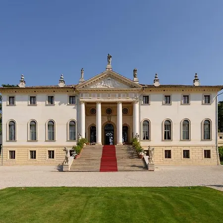 Relais Cornér Della Regina Hotel 4*
