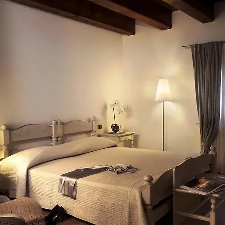 Hotel Relais Cornér Della Regina 4*