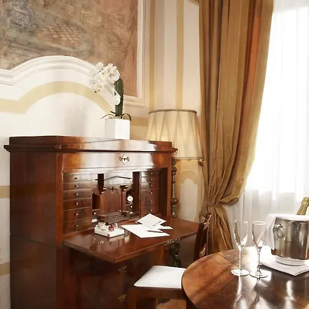 Relais Cornér Della Regina 4*