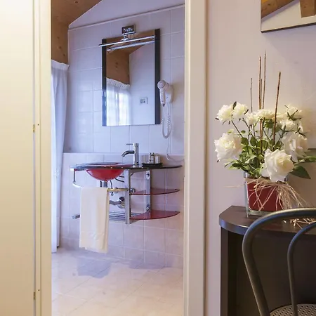 Corner Della Regina Hotel 4*